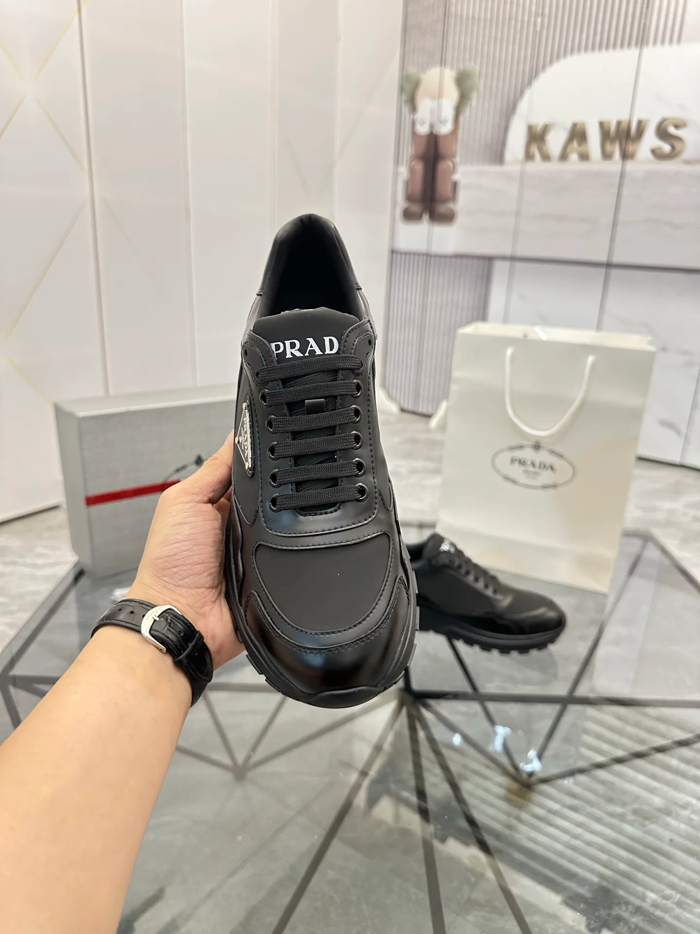 Men's shoes: 💰P580¥ High-end top quality Product trademark: Prada *"Prada*" low-top casual shoes Regular size: 38-45 (can be customized to 46) Product materials: imported first-layer cowhide stitching breathable mesh upper, water-dyed cowhide lining, cowhide foot pads, original ultra-light foam outsole. No.: 001
